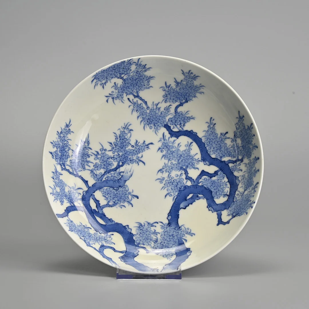 A CHINESE PORCELAIN BLUE AND WHITE CIRCULAR DISH, 20TH CENTURY. — Ceramics & Porcelain — Ma San Auction