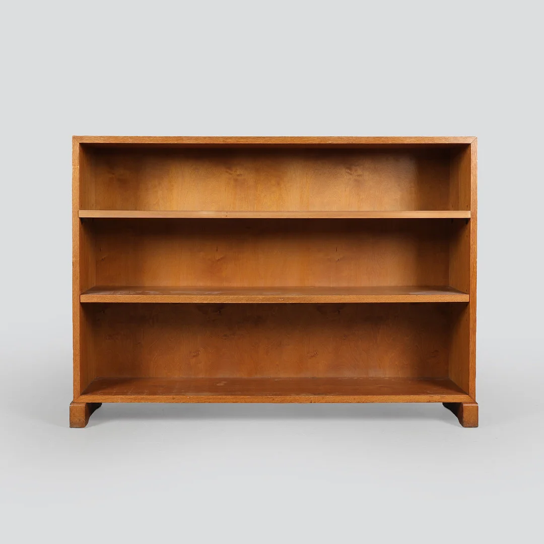 Reol af egetræ, 1930'erne. — Cupboards, Cabinets & Shelves — Bidstrup Auktioner