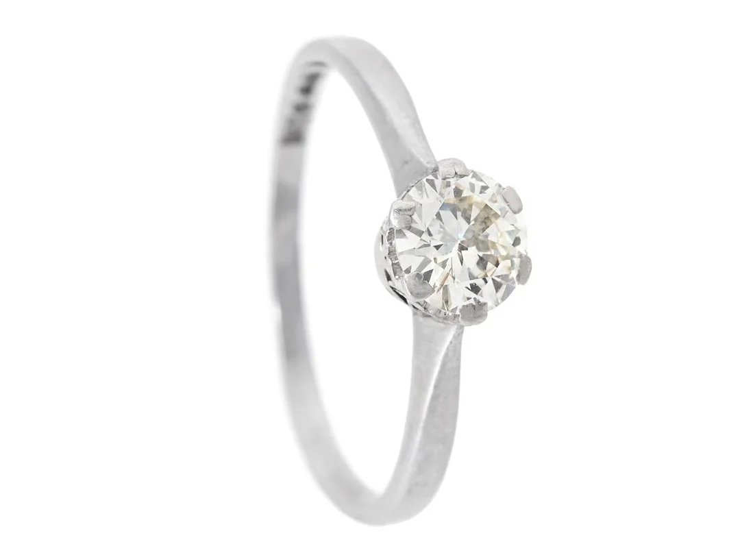 ENSTENSRING, platina, gammalslipad diamant 0,57 ct enligt gravyr, ca Cr(J)/SI1, Johan Pettersson, Stockholm 1940, stl 18,5 mm, vikt 2,7 g, diamanten har en natural vid rondisten samt en repa på bordet, slitna klor. — Smycken/Enstensring — Kaplans