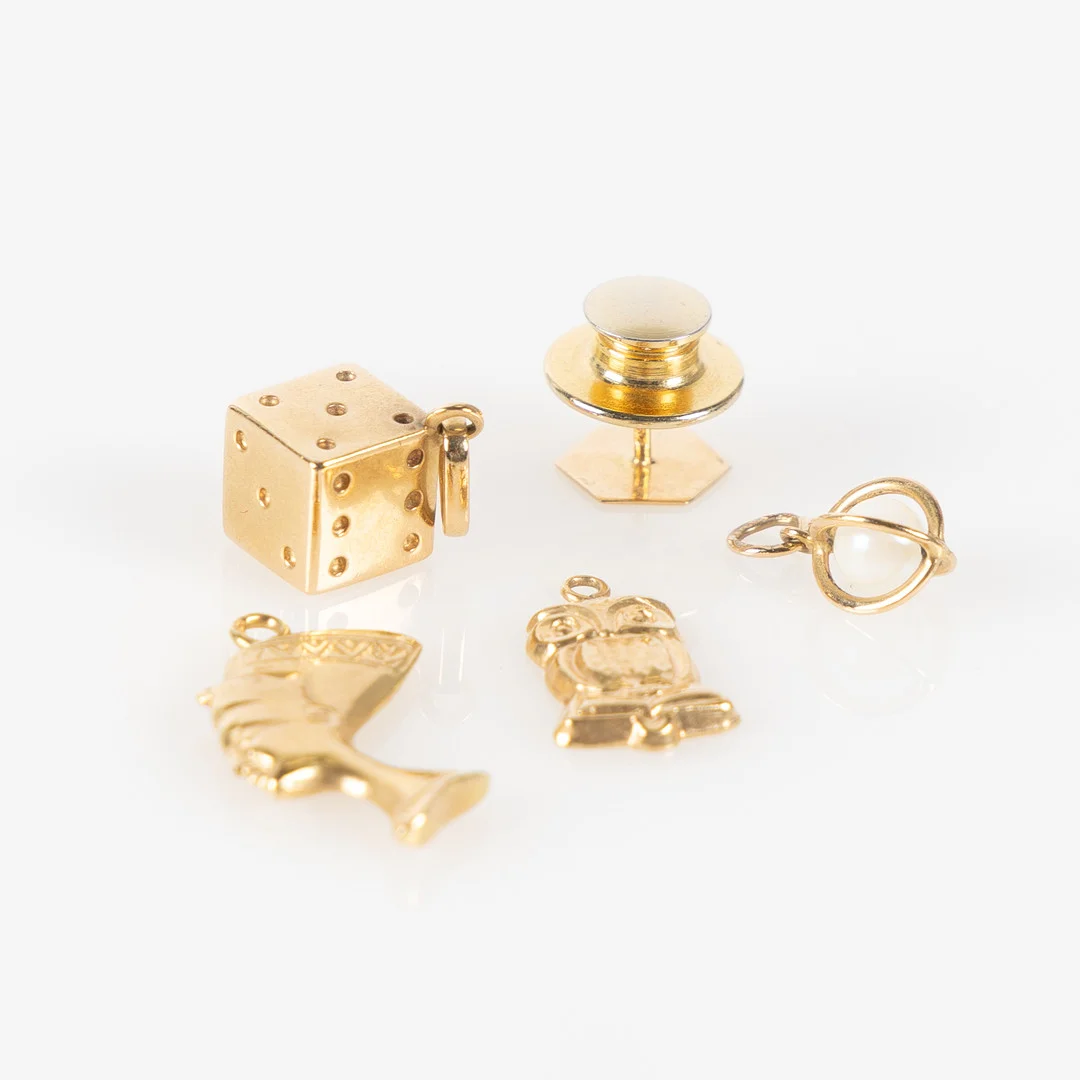 BERLOCKER/ KAVAJNÅL, 5 delar, 18K guld. — Brooches & Pendants — Stockholms Auktionsverk Helsingborg