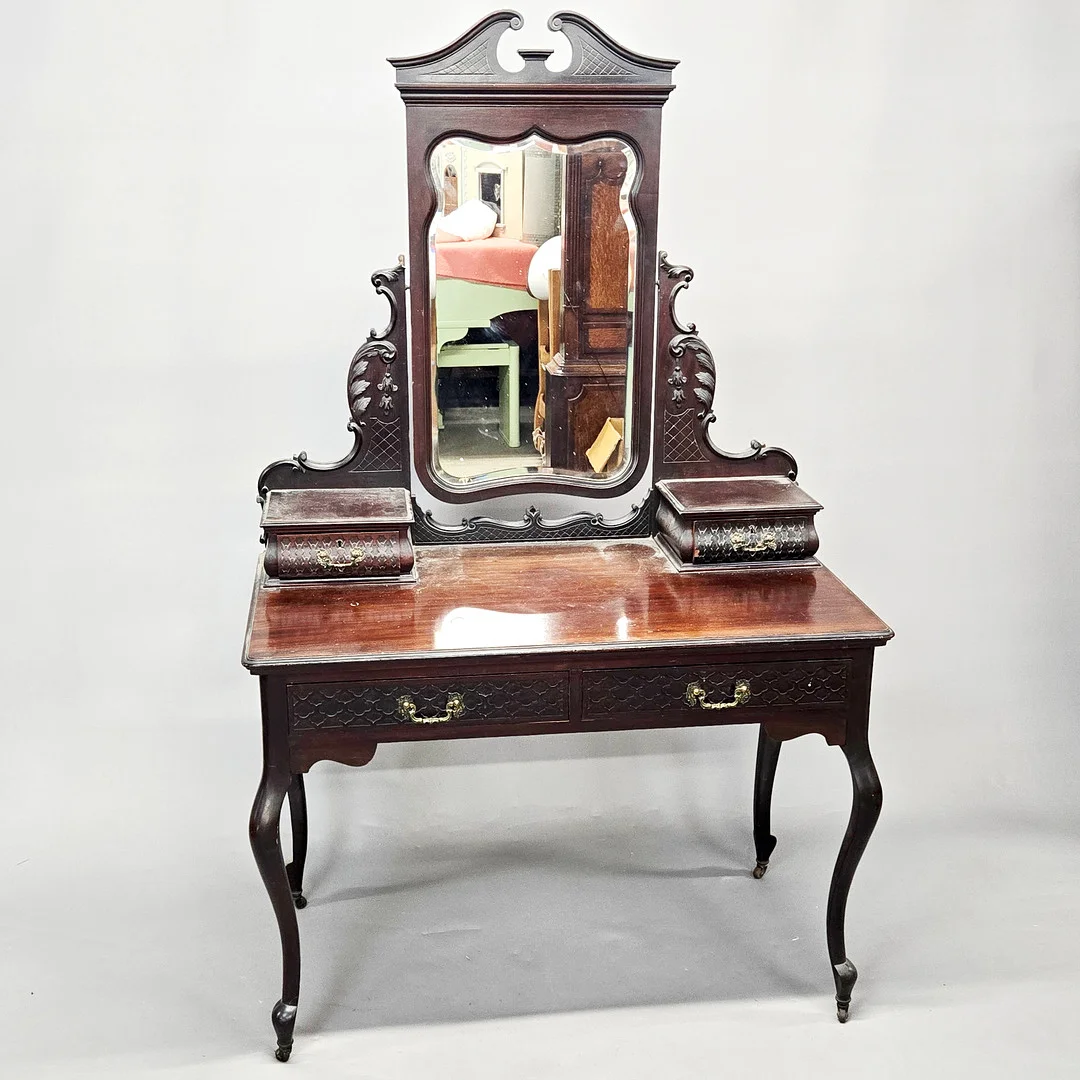 MAHOGANY DRESSING TABLE. — Tables — Chalkwell Auctions