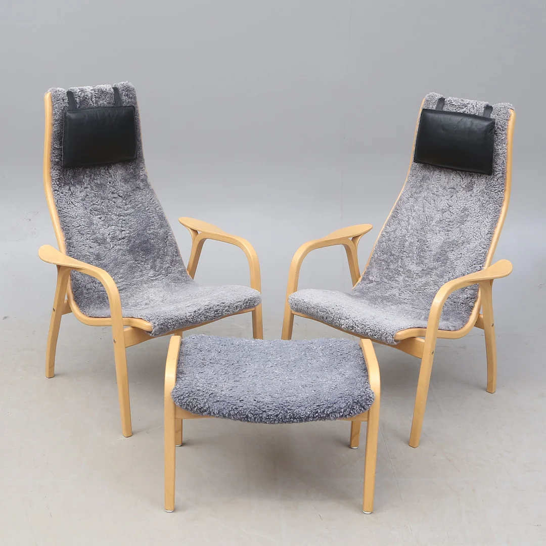 YNGVE EKSTRÖM. FÅTÖLJER 2 st, med FOTPALL, Lamino, Swedese, stämpelsignerade. — Armchairs & Chairs — Kalmar Auktionsverk
