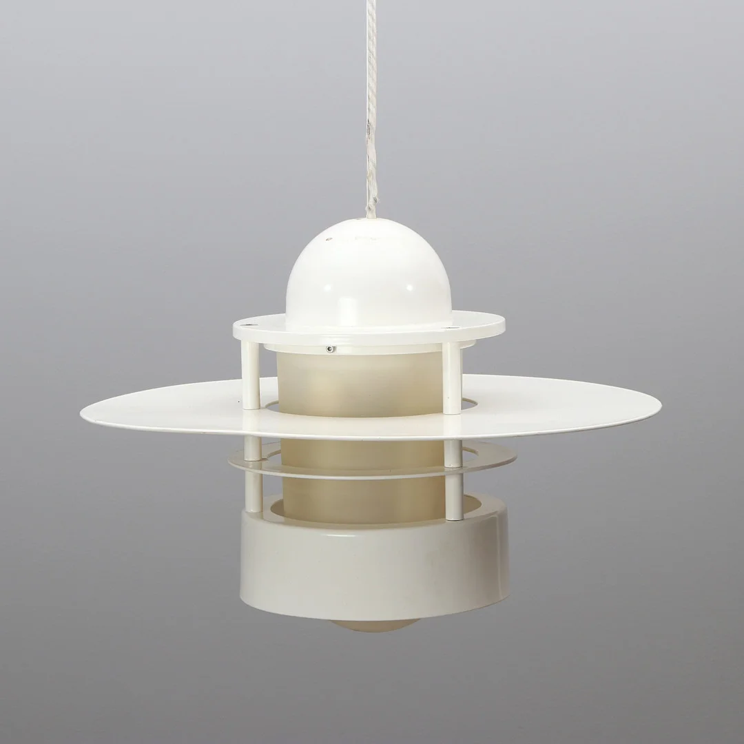 JENS MØLLER-JENSEN. TAKLAMPA. Lackerad metall med plastkupa. "Albertslund", Louis Poulsen. 1900-talets senare del. — Ceiling lights — Skånes Auktionsverk