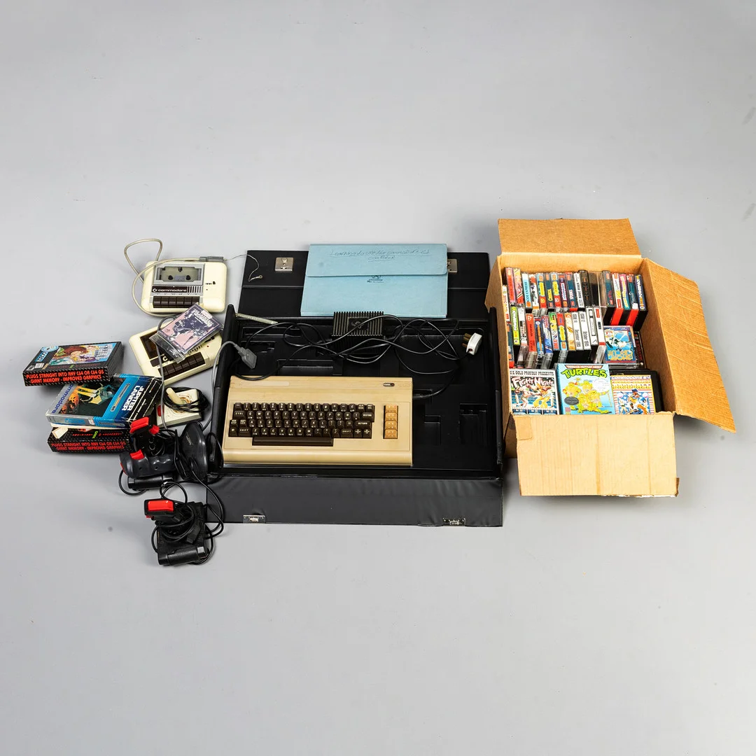 RETRO GAMING - COMMODORE 64. — Other toys — Griffin’s Auctioneers