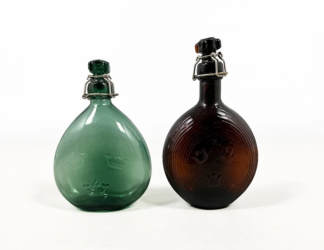 MILITÄRFLASKOR, 2 st, glas, 1900-tal. — Utility glass — Auktionshuset STO Bohuslän