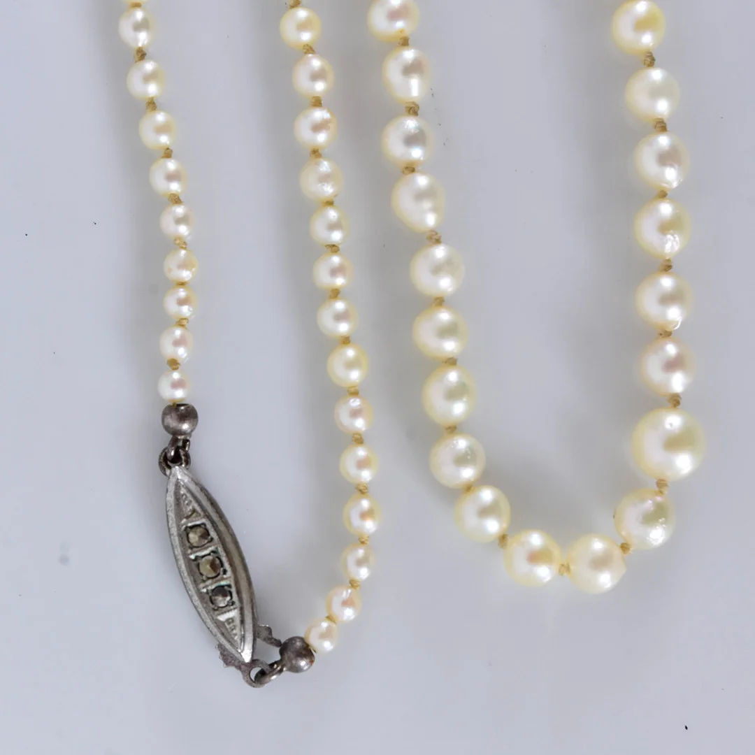 PÄRLCOLLIER, doserat, silverlås med markasiter. — Necklace — Halmstads Auktionskammare