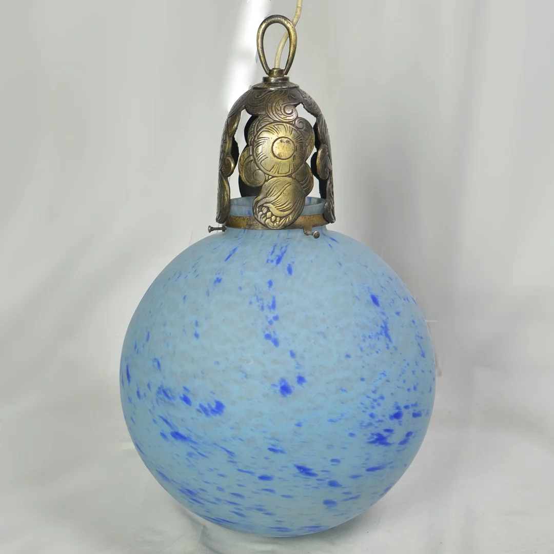 NANCY DAUM / EDGAR BRANDT. ART DÉCO DECKENLAMPE, MARMORIERTES GLAS, BRONZE-MONTUR, HANDGEMACHT, FRANKREICH, FRÜHES 20. JAHRHUNDERT, SIGNIERT. — Art glass — Kunst- und Auktionshaus Kleinhenz