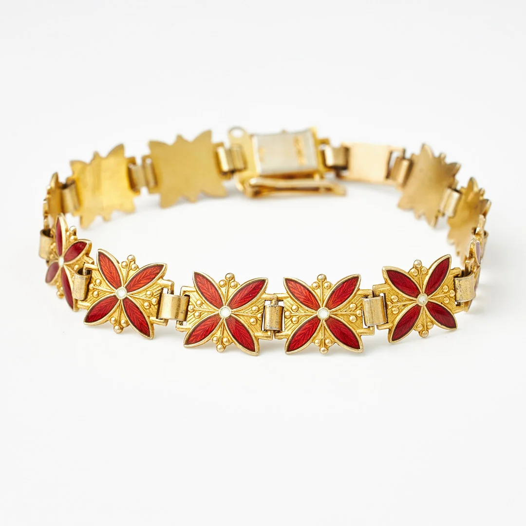 ARMBAND, förgyllt sterlingsilver, sammankopplade stiliserade blommor med röd och vit emaljdekor, Axsel Holmsen, Norge. — Bracelets — Stockholms Auktionsverk Magasin 5