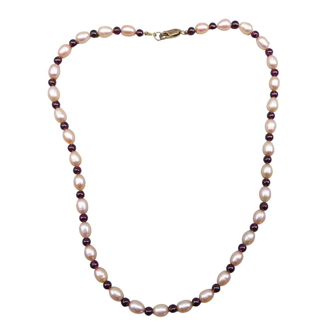 COLLIER MIT PERLEN UND GRANATSTEINEN, VERSCHLUSS 925 SILBER. — Necklace — Auktionshaus Stuber's Hammerschlag