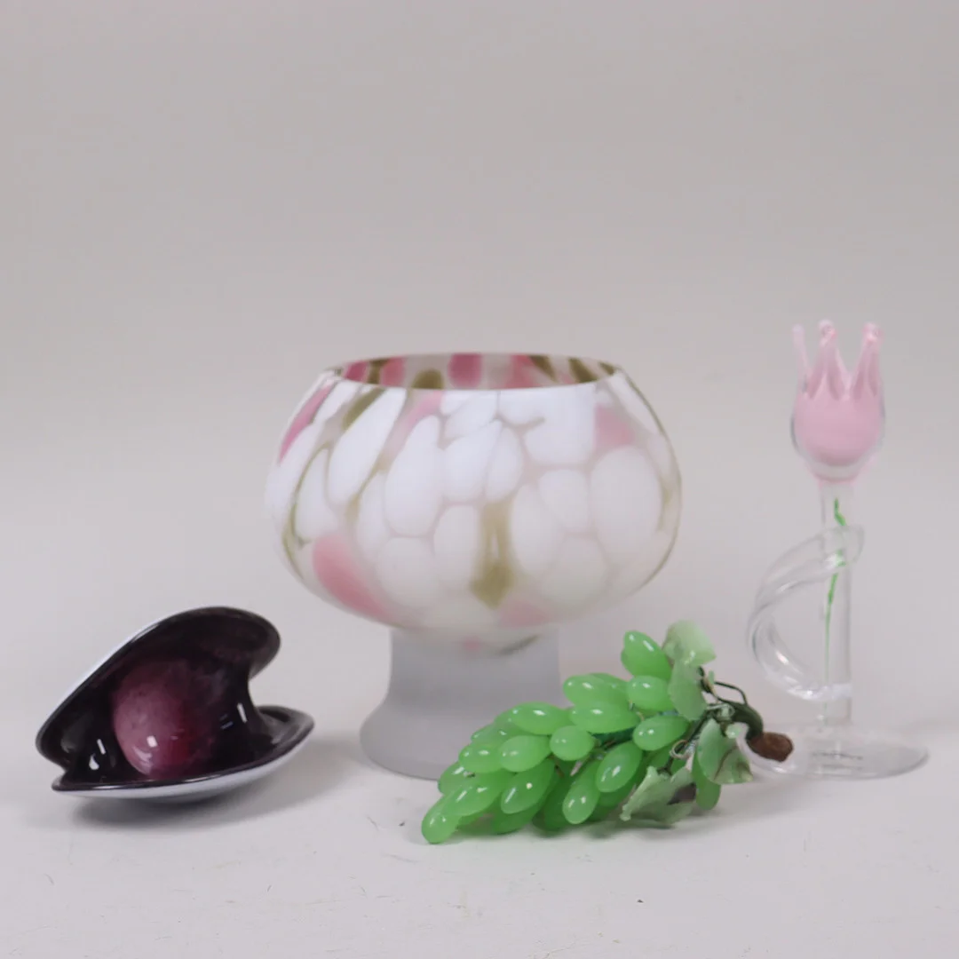 GLAS, ostron från Gränna Glas, skål av Monica Backström, ljusstake från Strömbergshyttan samt annan druvklase, 4 delar. — Utility glass — Markus Auktioner
