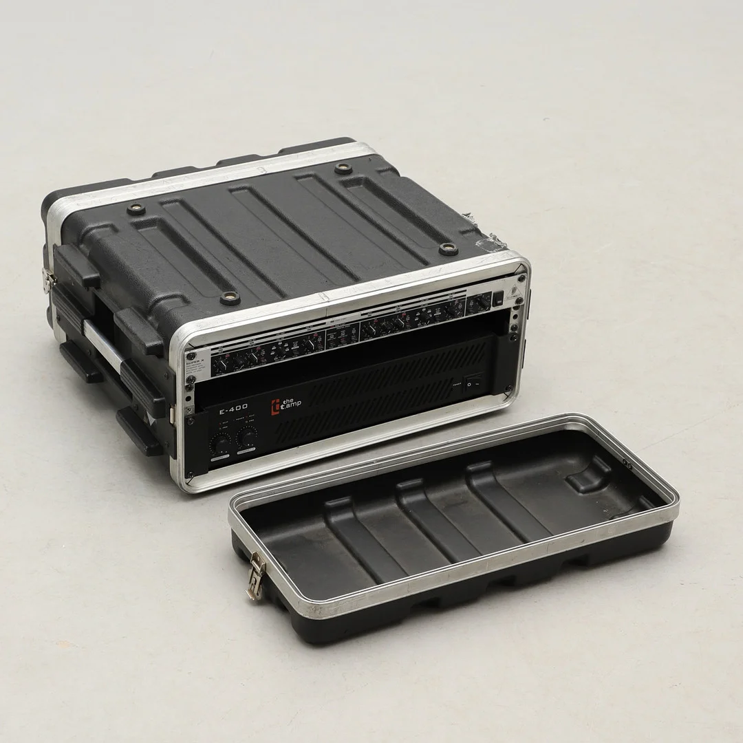 SLUTSTEG SAMT LIMITER, The T-Amp samt Behringer, i transportcase. — Musical instruments — Crafoord Auktioner Malmö