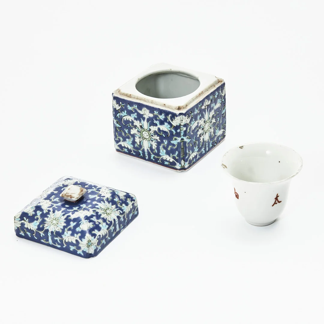 ASK MED LOCK, med insats, porslin, Kina, Guangxu (1875-1908), dekor av lotusblommor, växtslingor samt fladdermöss i emaljfärger. — Ceramics & Porcelain — Stockholms Auktionsverk Magasin 5