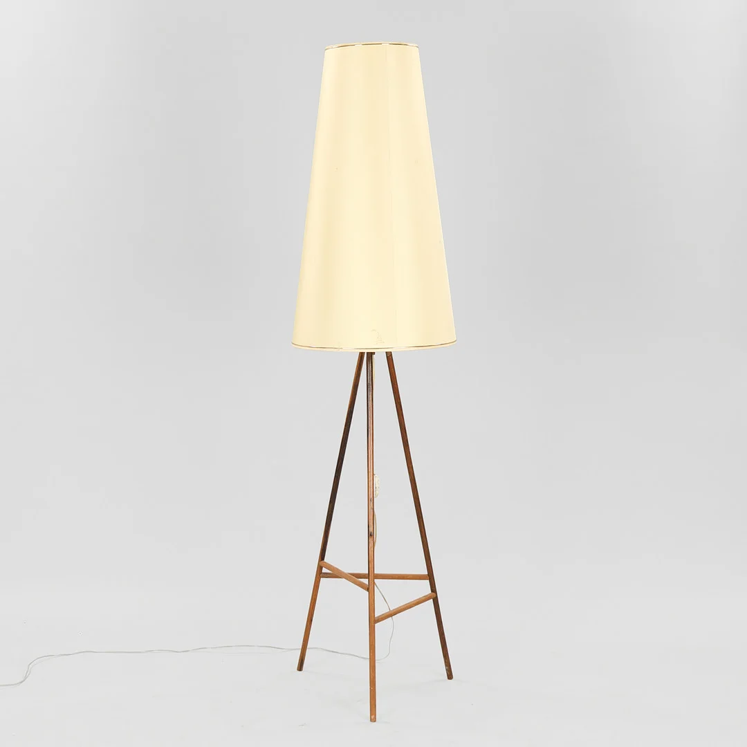 Gulvlampe med stel af træ og skærm af plastik beklædt med tekstil, 1900-tallets anden halvdel. — Floor lights — Palsgaard Kunstauktioner