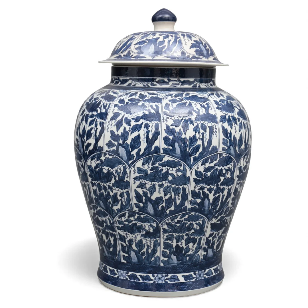 Chinese Kangxi-sytle lidded jar in blue and white porcelain, 20th Century. — Oriental — Balclis