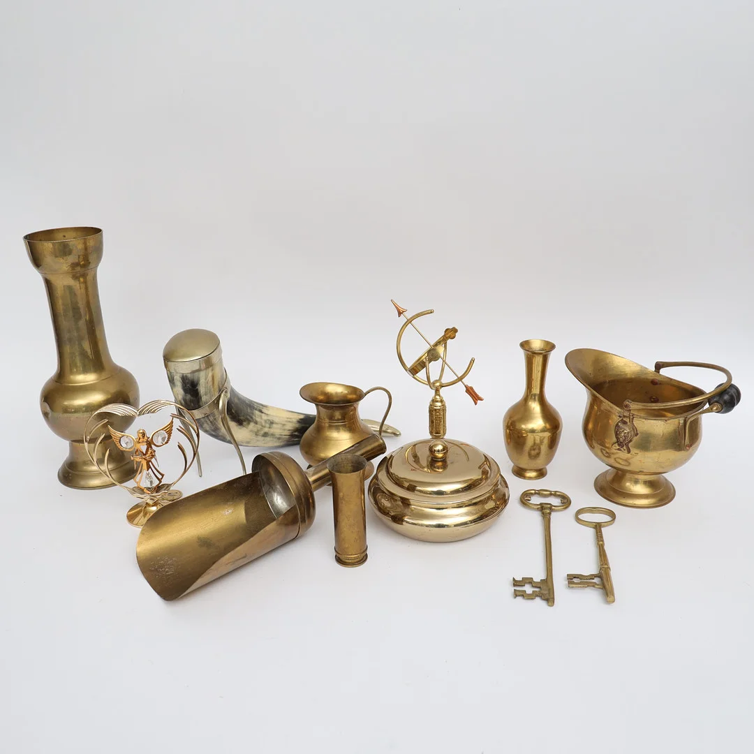 MÄSSINGSFÖREMÅL, Skopa, solur, horn med mässingsdetaljer, vaser med mera. — Pewter, Brass & Copper — Falun Auktionsbyrå