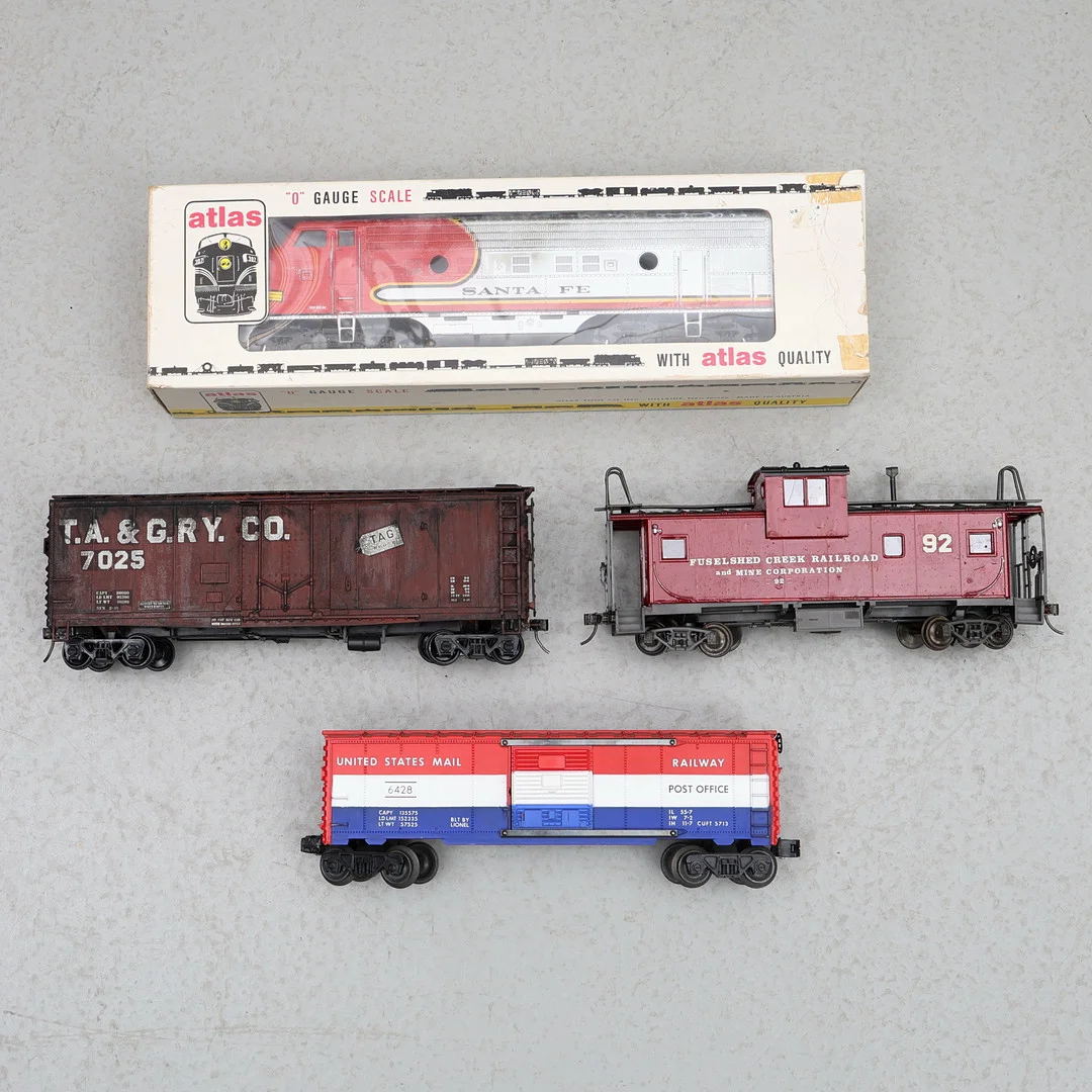 MODELLTÅG, amerikanskt diesellok, med tre vagnar, skala 0, b.la. Atlas. — Model railways — Gomér & Andersson Jönköping