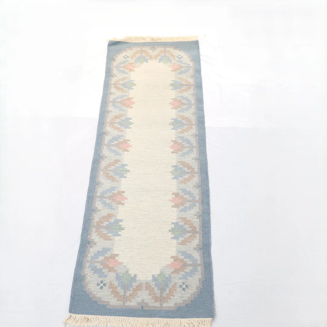 VÄVD MATTA, Röllakan, gallerimodell. — Carpets — Falun Auktionsbyrå