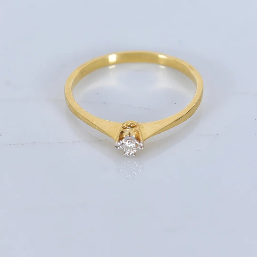 RING, 18 karat rödguld med åttkanstslipad diamant, stämplad Guldfynd u å. — Rings — Halmstads Auktionskammare