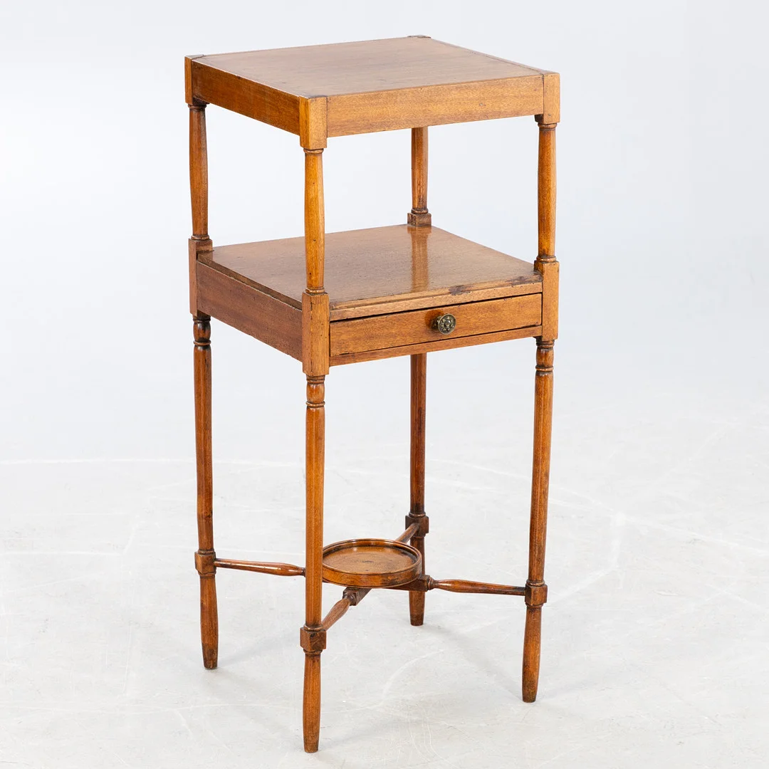 Whatnot, Mahagoni, England, 2. Hälfte 19. Jh. — Cupboards, Cabinets & Shelves — Stockholms Auktionsverk Hamburg