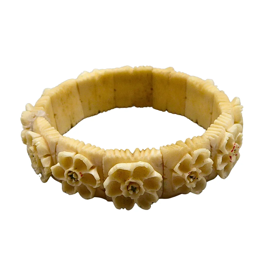 ARMBAND AUS KNOCHEN. — Bracelets — Auktionshaus Stuber's Hammerschlag