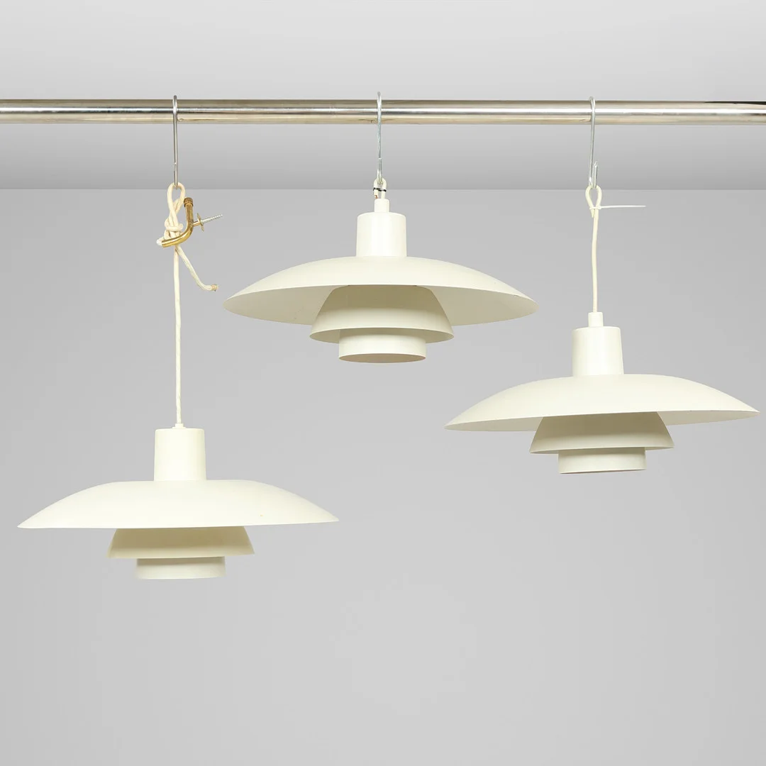 POUL HENNINGSEN. "PH 4/3", tre loftslamper med skærme af hvidlakeret metal, Louis Poulsen, Danmark, lanceret 1966, (3). — Ceiling lights — Palsgaard Kunstauktioner