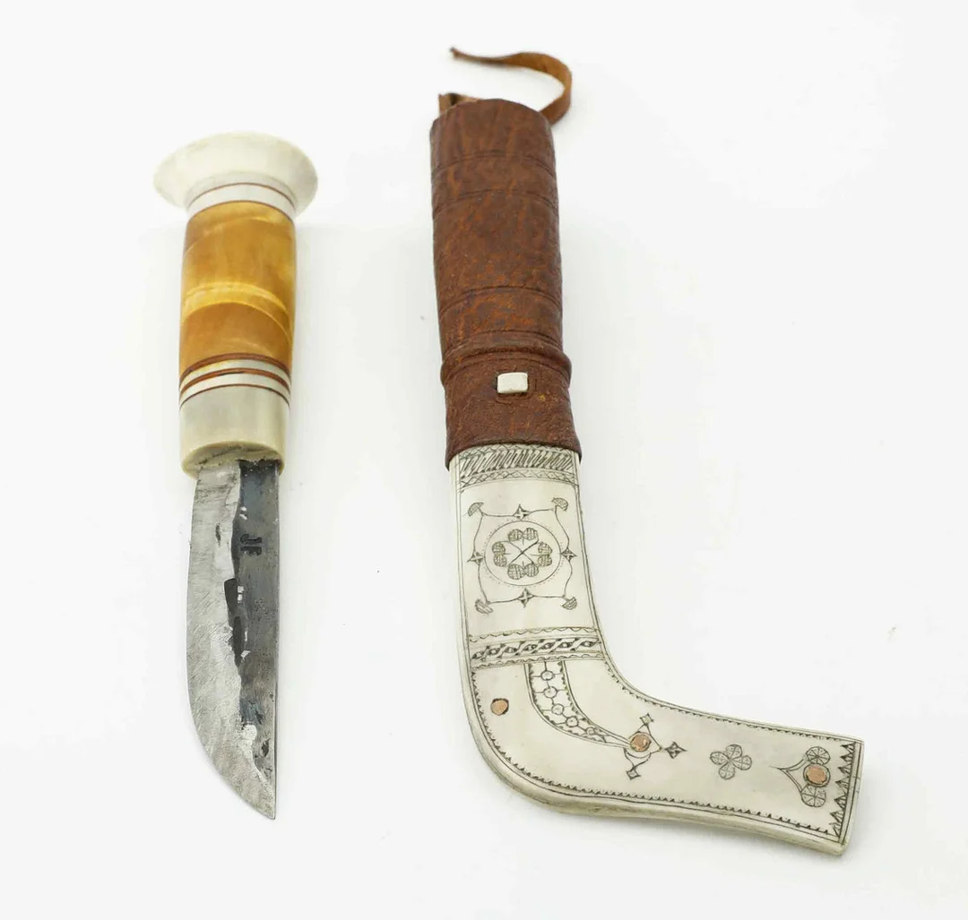 JOHAN FANKKI BILLFJÄRD. Kniv, halvhorn, signerad J.F. — Sami Arts & Crafts — Hälsinglands Auktionsverk
