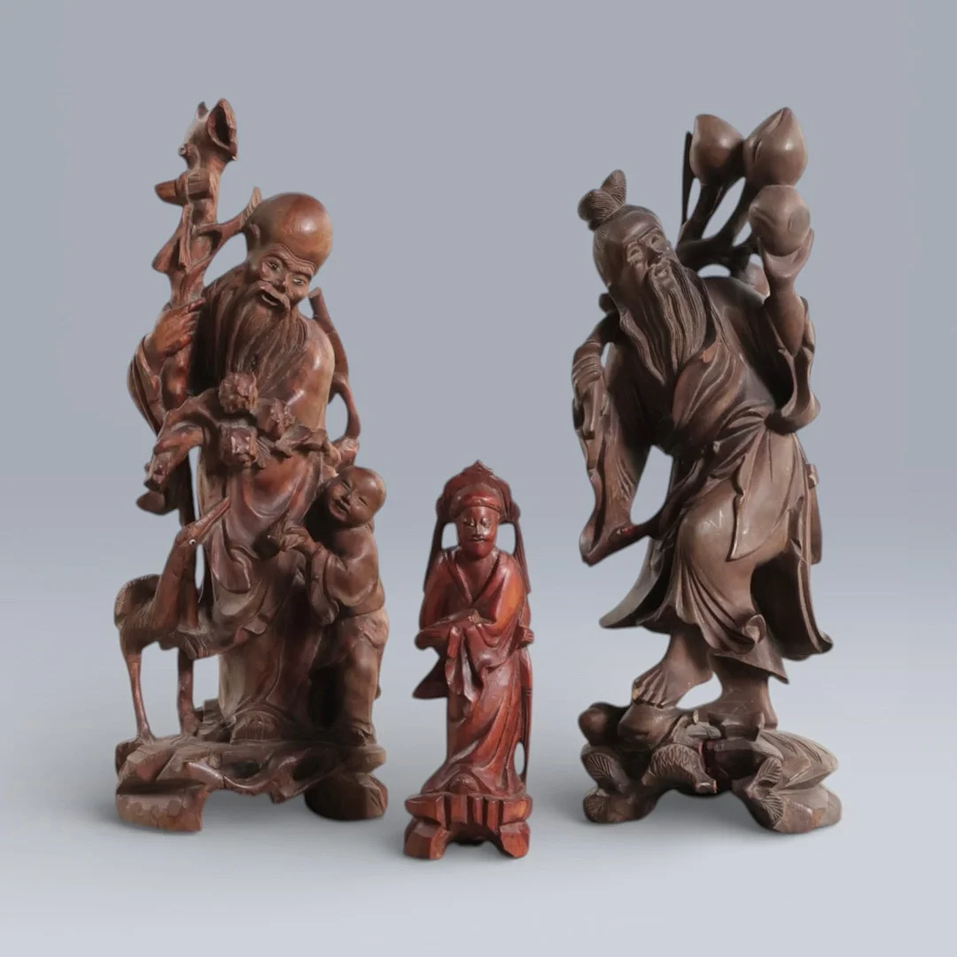 3 figurer af udskåret hardwood, 20. århundrede. Forskellige nuancer (3). — Wood — Woxholt Auktioner