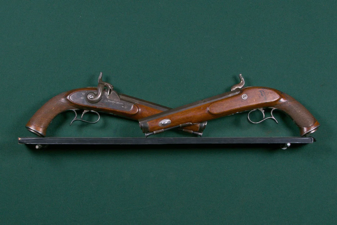 Ett par slaglåspistoler, sannolikt asiatisk tillverkning efter engelsk förlaga, 1800-talets andra hälft. — Guns & Rifles — Mauritz Widforss