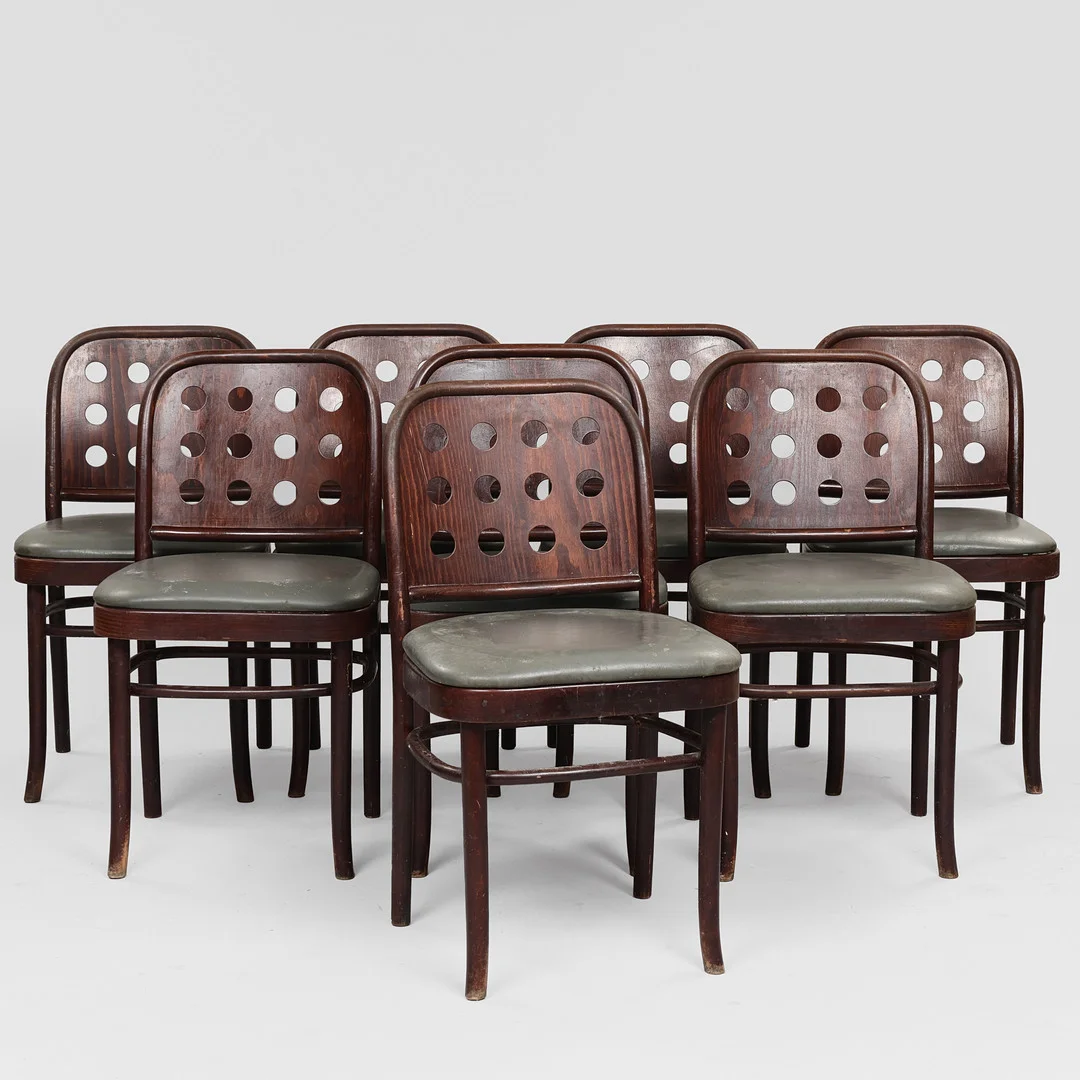 JOSEPH HOFFMAN. EFTER. Sæt på otte stole af bejdset bøg og læder, 1980-90'erne. (8). — Armchairs & Chairs — Palsgaard Kunstauktioner