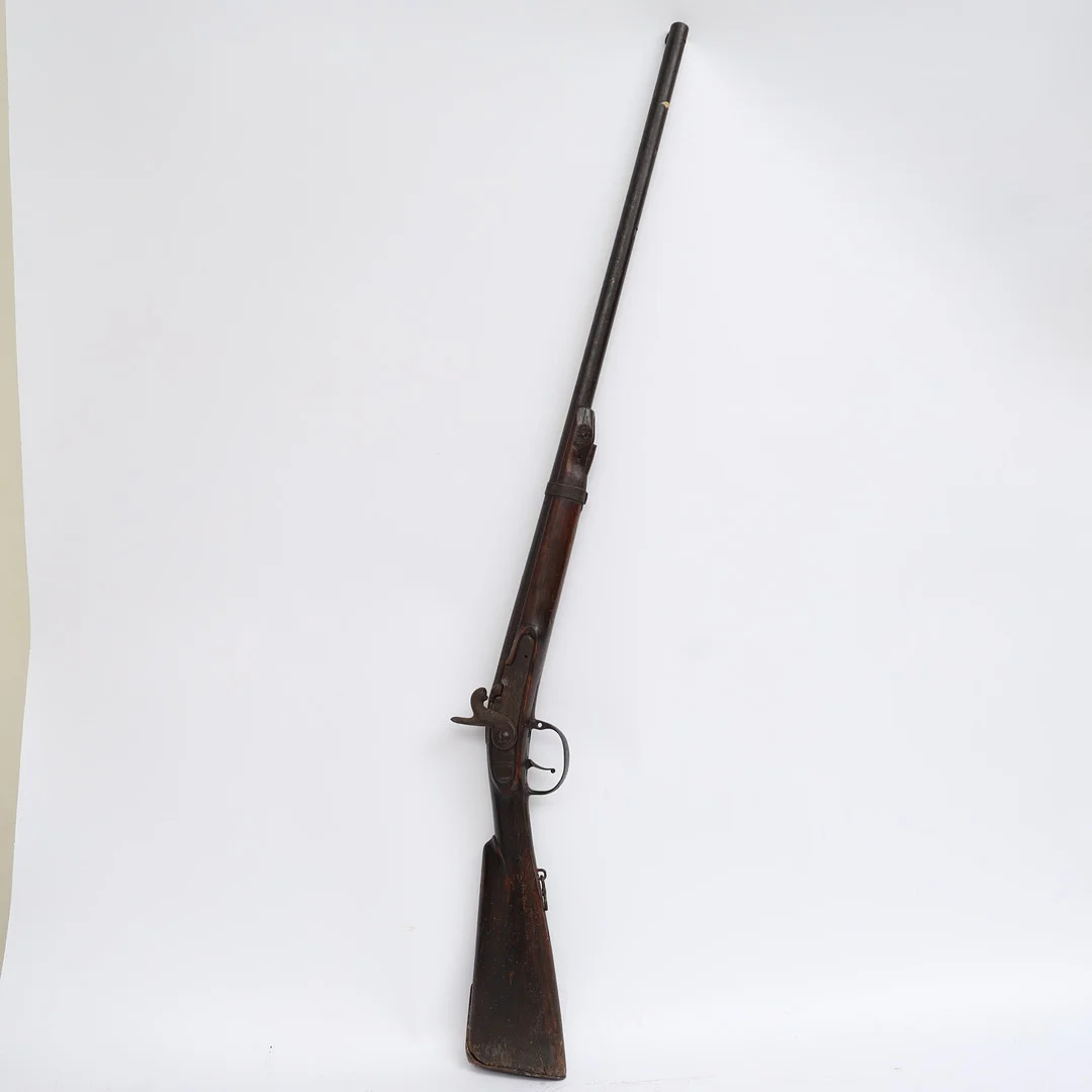 SLAGLÅSGEVÄR, 1800-tal, betsad delvis nätskuren kolv, detaljer av järn, otydligt stämplat. — Guns & Rifles — Falun Auktionsbyrå