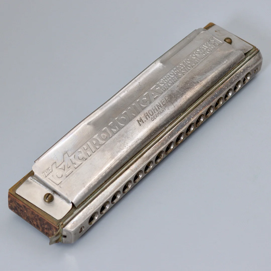 KROMATISK MUNSPEL, HOHNER 64 CHROMONICA, PROFESSIONAL MODEL NO. 280, TYSKLAND, 1900-TAL. — Musical instruments — Auktionskammaren Sydost Kalmar