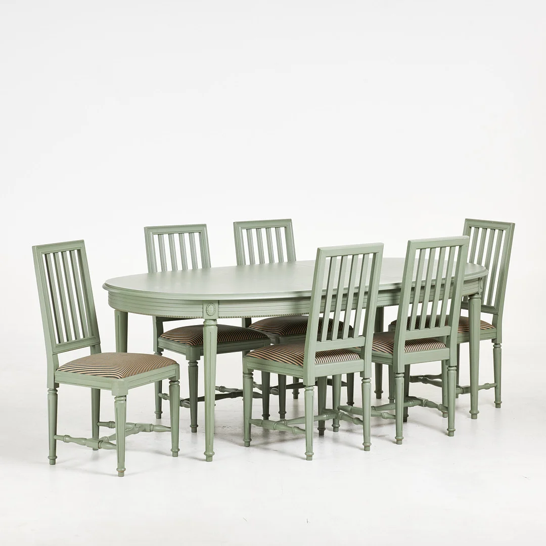 MATGRUPP, 7 dlr, gustaviansk stil, iläggsskivor, 1900-talets mitt. — Dining room furniture — Stockholms Auktionsverk Sickla