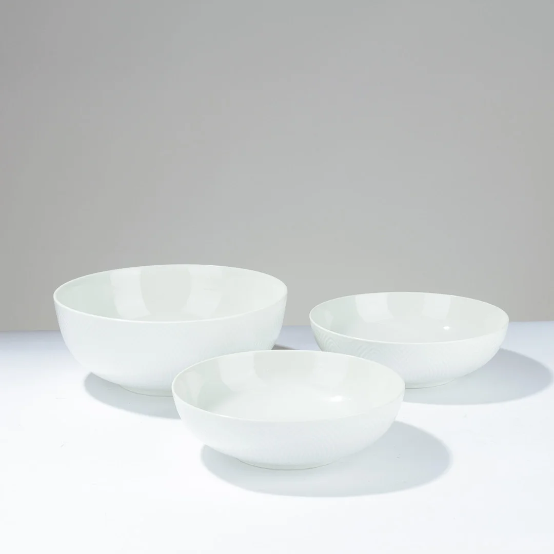 AXEL SALTO. Sæt af tre porcelænsskåle med ydre relieffer i riflet stil, modelnr. 14417/14431, Royal Copenhagen, Danmark, formgivet i 1956, (3). — European — Palsgaard Kunstauktioner