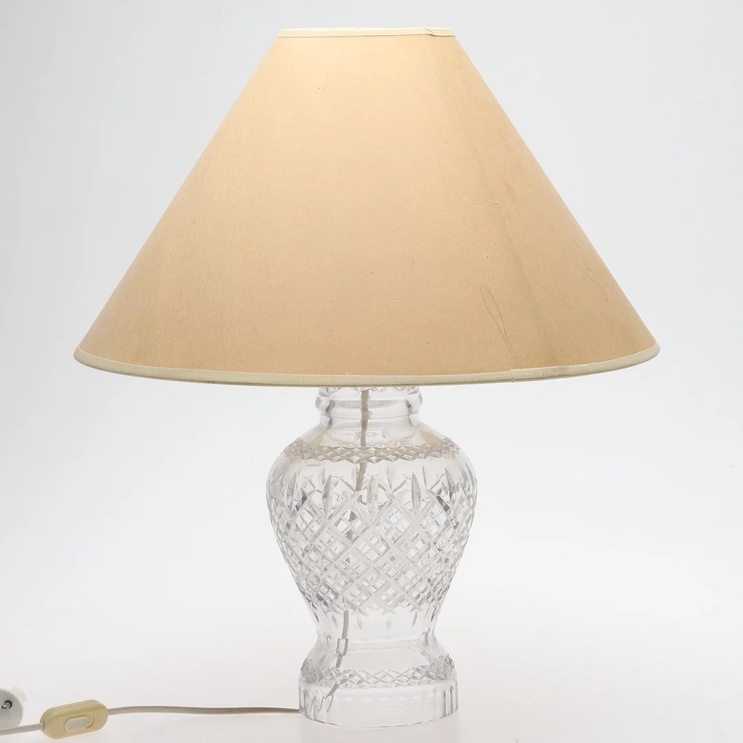 BORDSLAMPA MED SKÄRM, fasettslipad kristall, 1970/80 -tal. — Table Lamps — Örebro Stadsauktioner