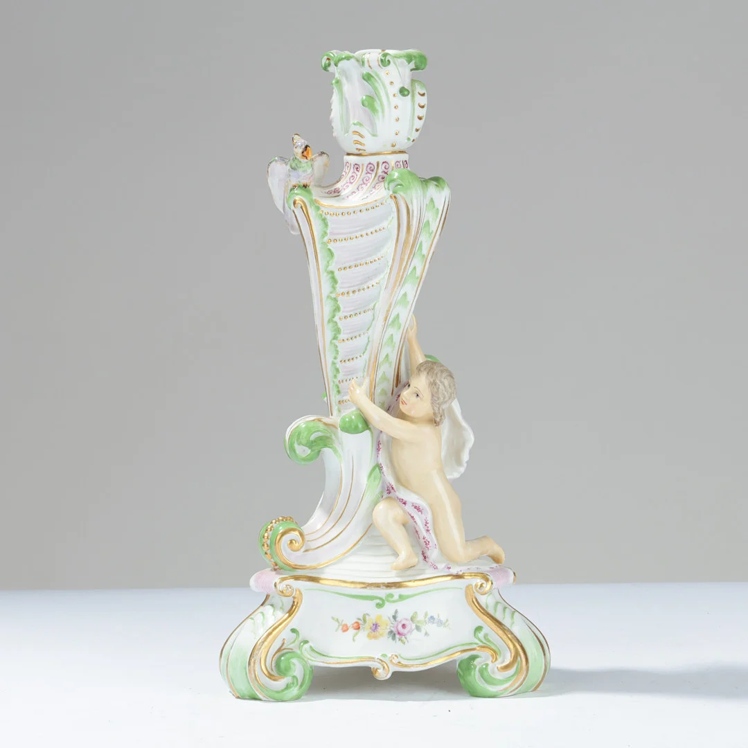 ROYAL COPENHAGEN. Lysestage af porcelæn, dekoreret i farver med putti. 1800 tallets slutning. Danmark. — European — Palsgaard Kunstauktioner