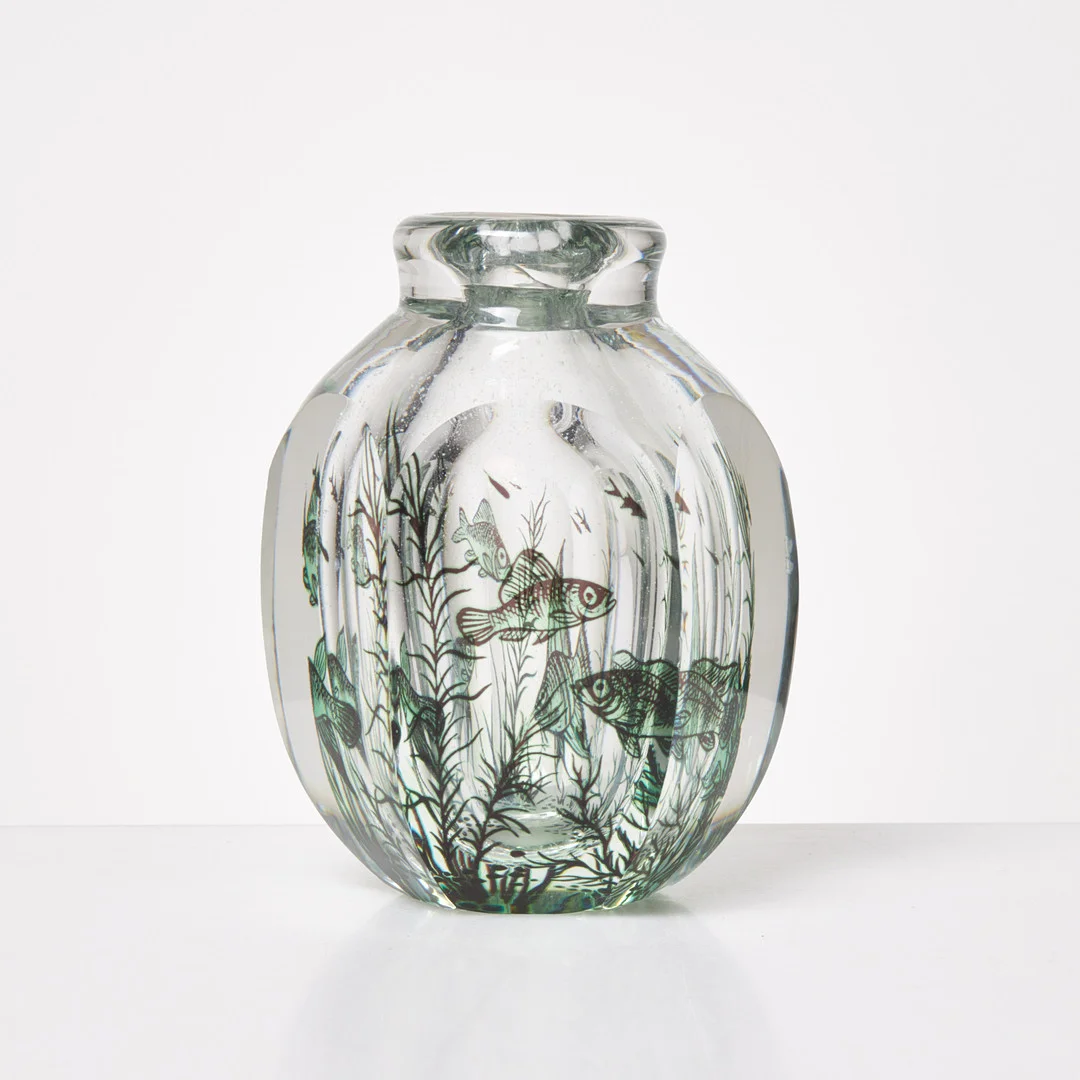 EDWARD HALD. Vas, fiskgraal, glas, No 504 c, Orrefors, signerad. — Art glass — Stockholms Auktionsverk Sickla