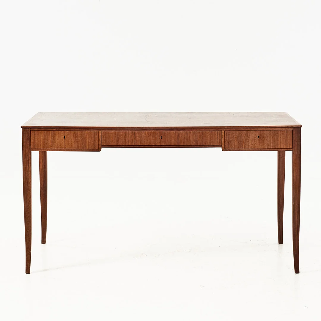 CARL MALMSTEN. Skrivbord, " Nya Guldheden " Åfors möbelfabrik, valnöt. — Desks — Stockholms Auktionsverk Magasin 5