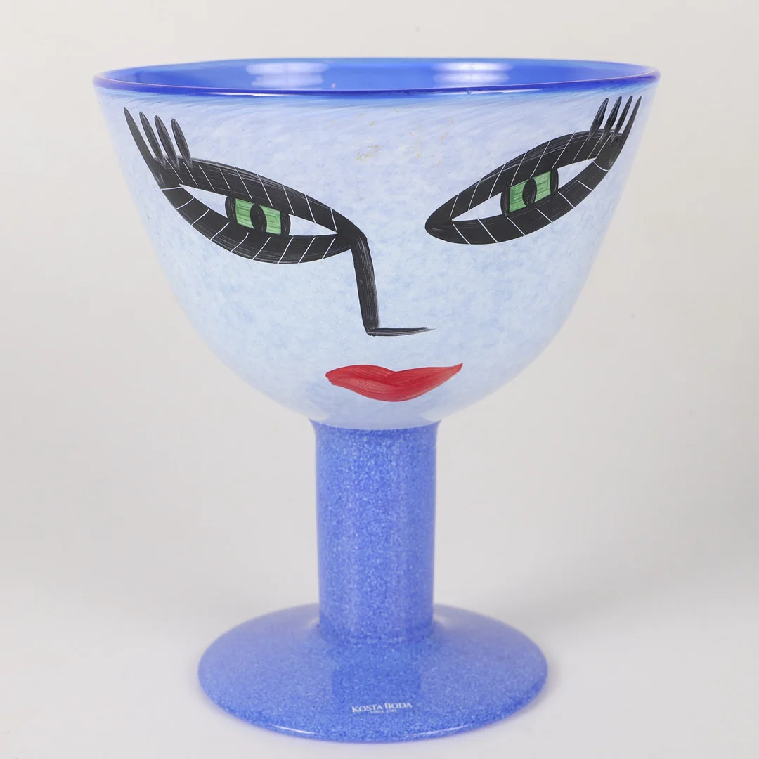 ULRICA HYDMAN-VALLIEN. Skål på fot, "Open mind", konstglas, Kosta Boda, signerad. — Art glass — Helsingborgs Auktionskammare