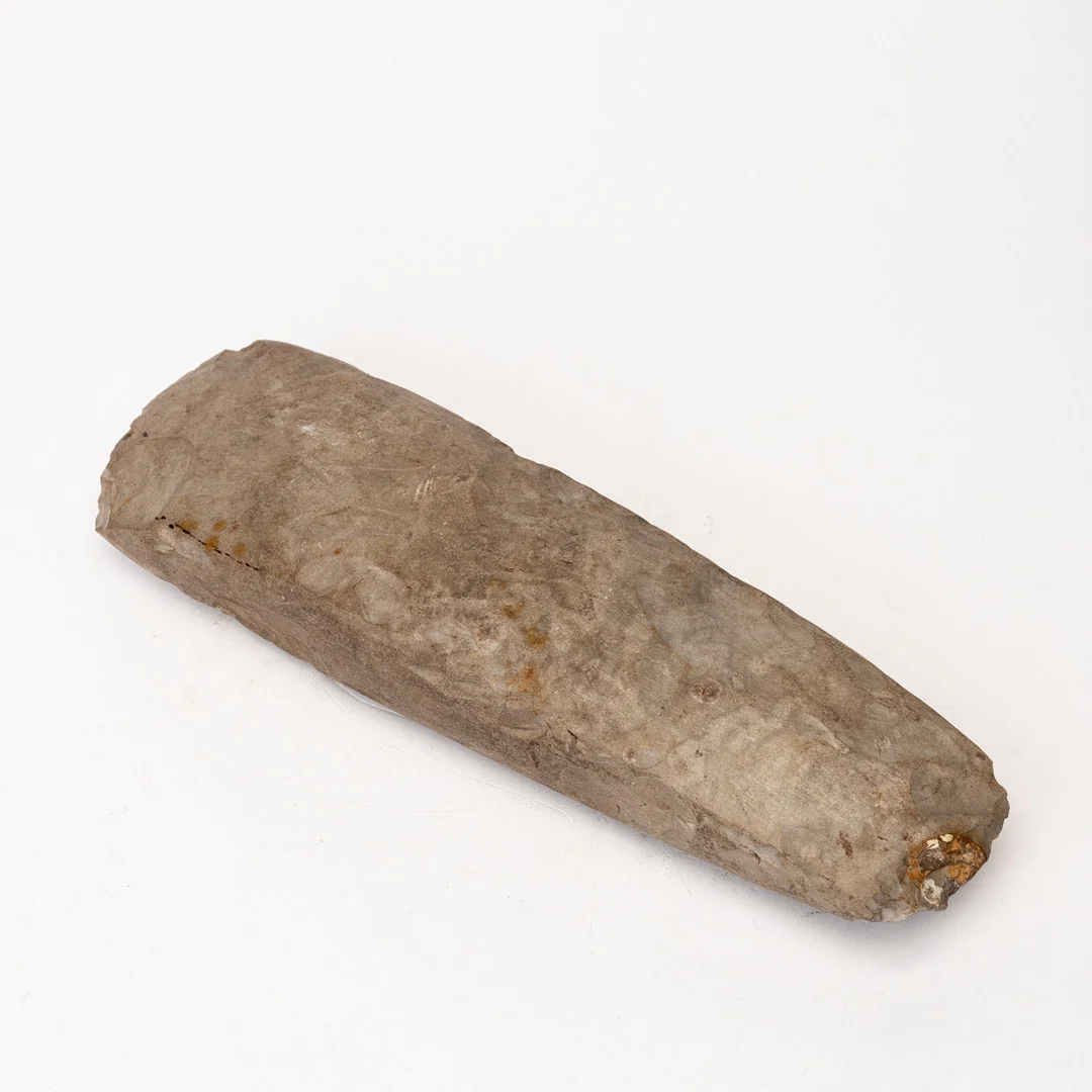 STENYXA, tunnaktig flintyxa, sannolikt Yngre stenålern / Neolitikum, ca 4000-3000 f Kr. — Miscellaneous — Auktionshuset Kolonn