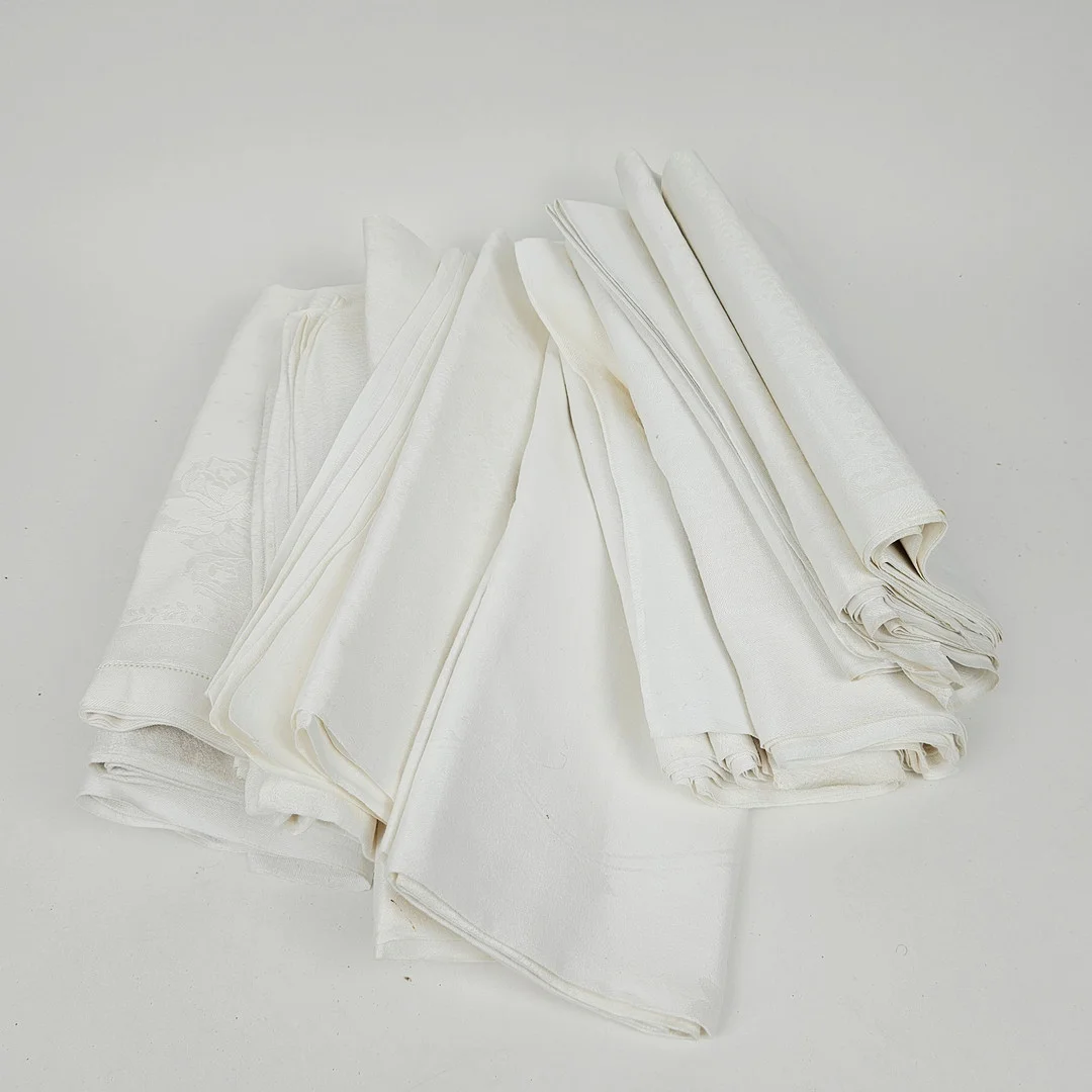 DUKAR, 10 st, bland annat damast, 1900-tal. — Textiles — Auktionshuset Thörner & Ek