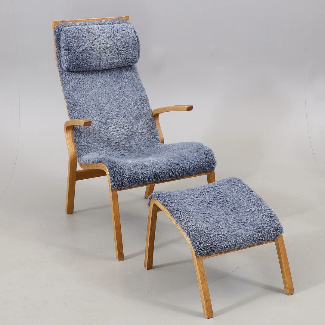 FÅTÖLJ MED FOTPALL, fårskinnsklädsel, "Frank", Mio, 2000-tal. — Armchairs & Chairs — Växjö Auktionskammare