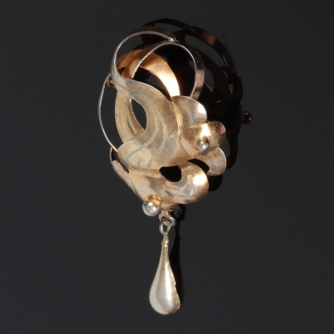 BROSCH, förgyllt silver, Nenson Aktiebolaget, Stockholm. 1948. — Brooches & Pendants — Stadsauktion Sundsvall