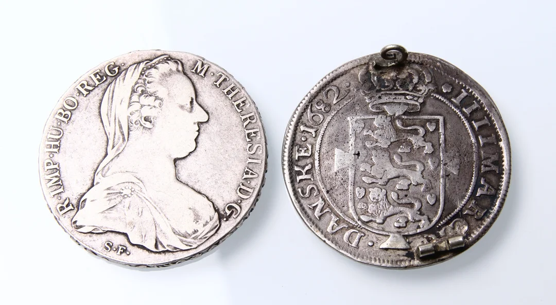 Denmark. IIII marck 1682 and 1 Tahler 1780, both silver. (2) — Hobby and collectibles/Coins, notes and bars — Lauritz