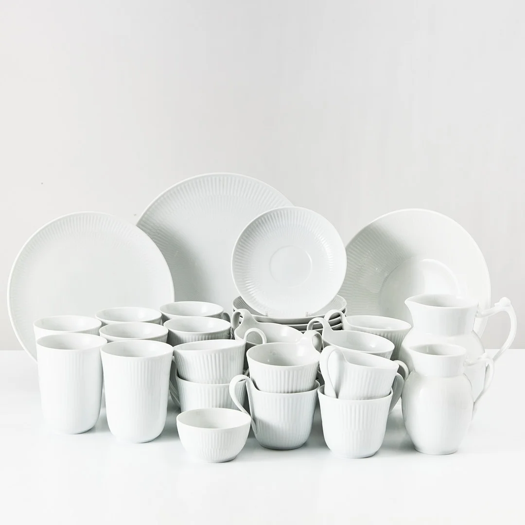KUNGLIG DANSK, "White Fluted", kaffe- och teservis, 25 dlr, Danmark, porslin. — European — Stockholms Auktionsverk Magasin 5