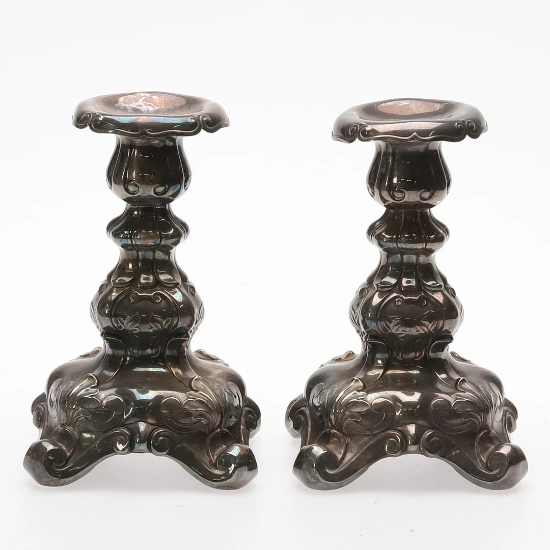 LJUSSTAKAR, ett par, nysilver GAB NSALP, barockstil, 1900-tal. — Candlesticks — Örebro Stadsauktioner