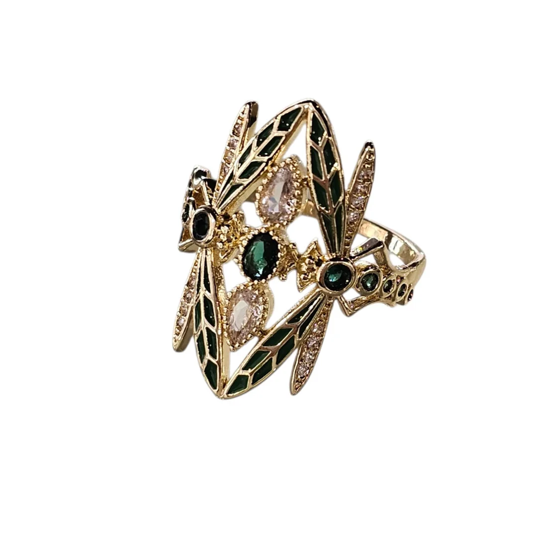 Sortija en metal dorado con motivo de libélulas en esmalte verde. — Rings — Arce Auctions