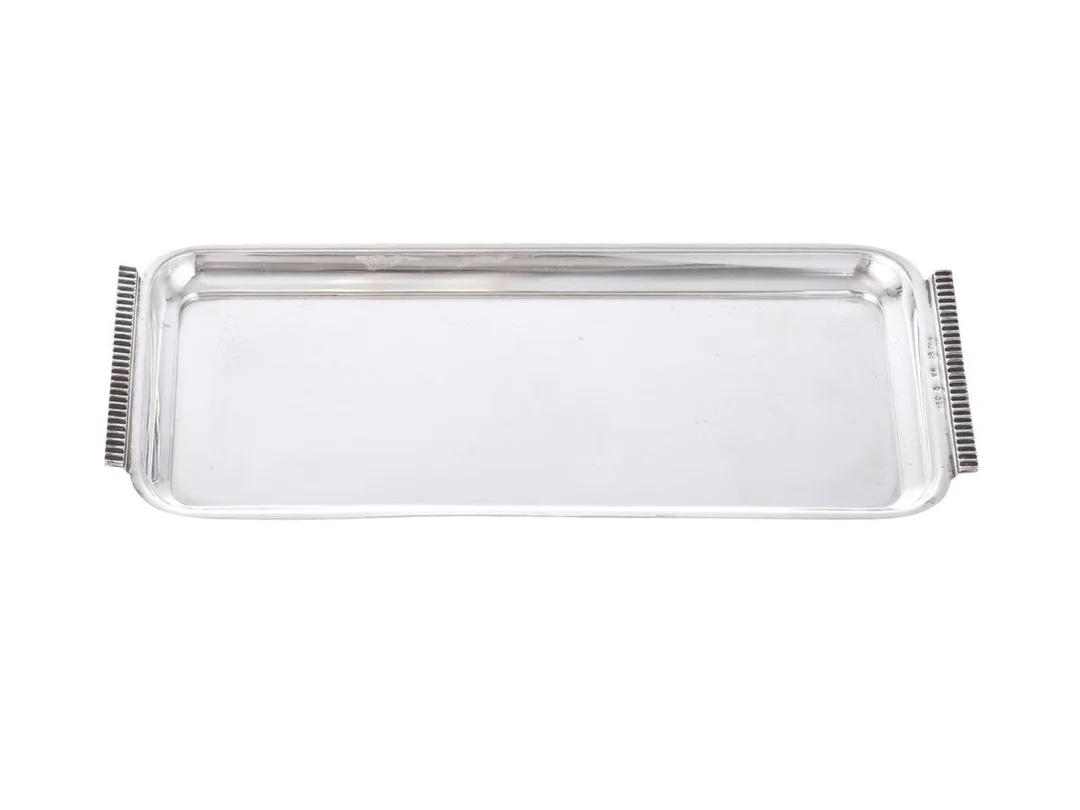 BRICKA, silver, Thore Eldh för Ceson, Göteborg 1951, höjd 1,5 cm, längd 22 cm, bredd 10 cm, vikt 127,7 g. — Silver/Bricka — Kaplans