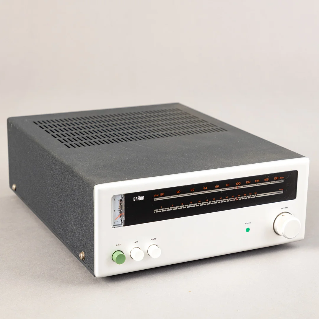 DIETER RAMS. Braun, FM Stereo Tuner CE251. — Modern consumer electronics — Stockholms Auktionsverk Hamburg
