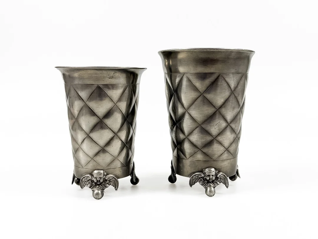 AUGUST WEYGANG. MUGGAR, Tenn, Märkta AW 1726. — Pewter, Brass & Copper — Auktionshuset STO Bohuslän