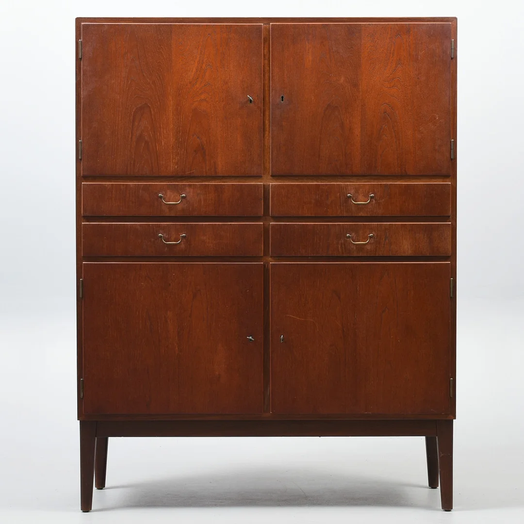 DANSK SNEDKERMESTER. Skænk af teak. Front med fire skuffer. Danmark, 1950-60'erne. — Cupboards, Cabinets & Shelves — Sørensen Auktioner
